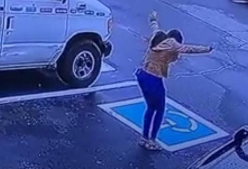 Donna trova lavoro e la reazione diventa virale: balla nel parcheggio