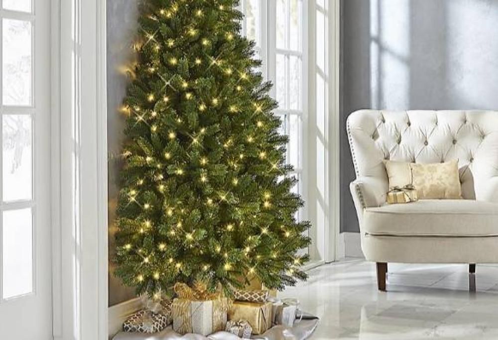 In vendita un albero di natale diviso a metà per risparmiare spazio e tempo sull’addobbo