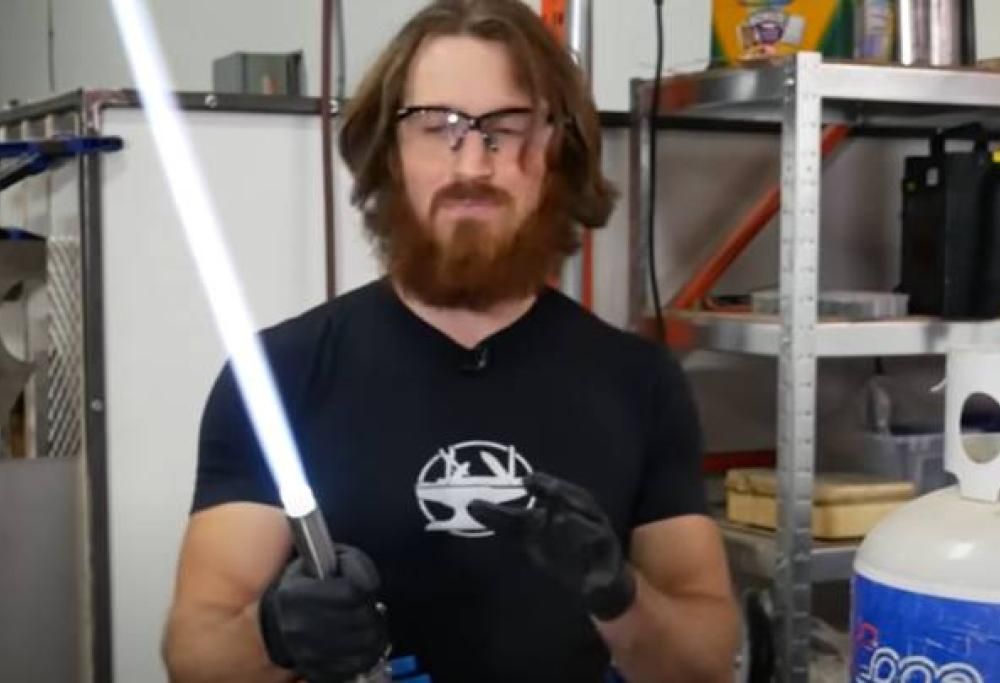 Youtuber realizza la prima spada laser retrattile al plasma al mondo funzionante