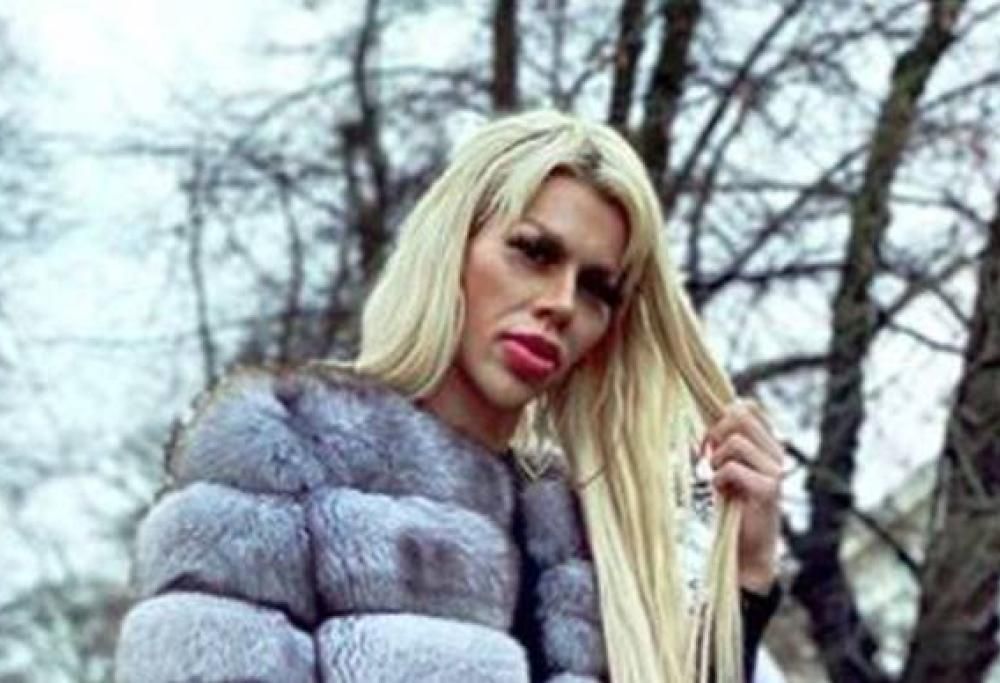 Ragazzo spende migliaia di soldi per diventare Barbie ma fatica a trovare una ragazza