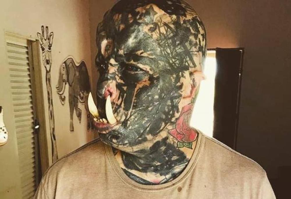 Uomo spende circa 400 euro per ottenere un set di zanne