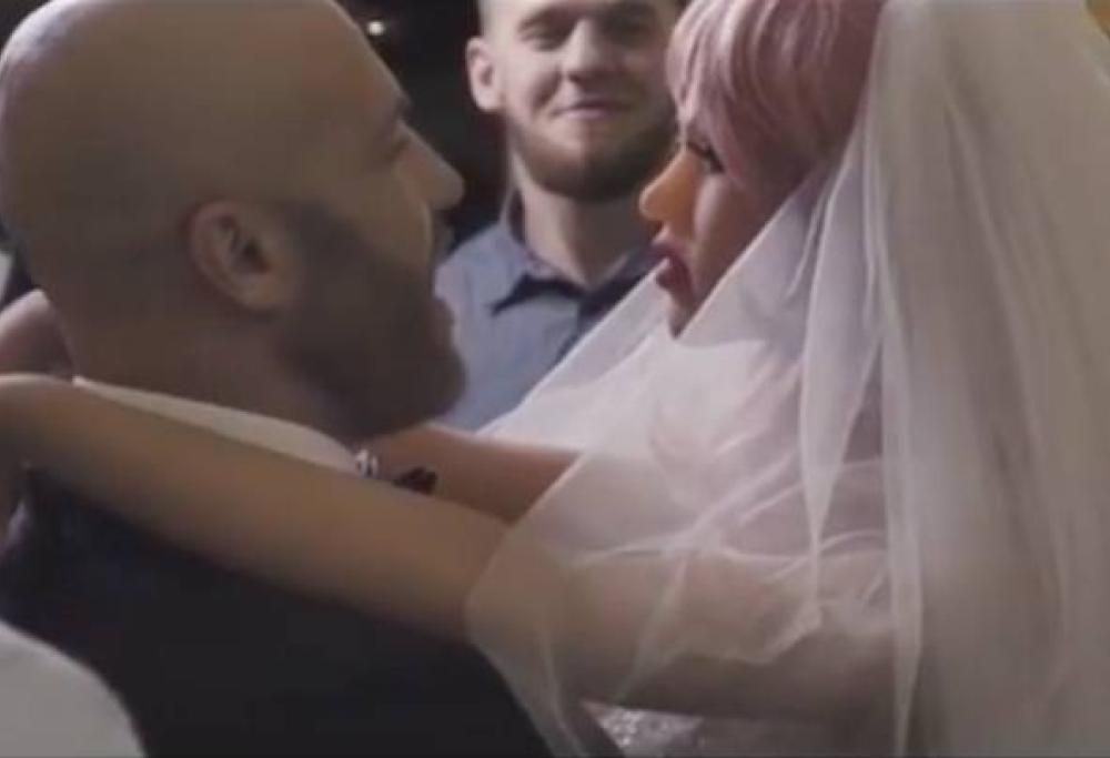 Culturista sposa la sua bambola del sesso