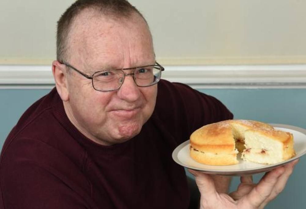 Uomo si ubriaca mangiando una torta a causa di una rara malattia