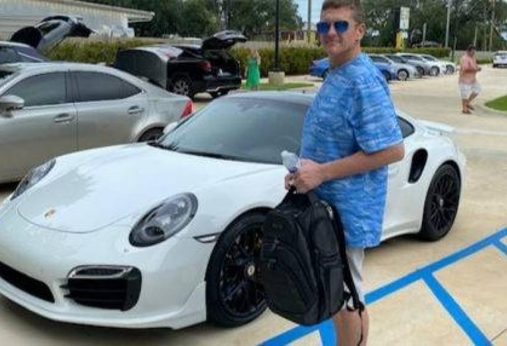 Compra una porsche da centinaia di dollari con assegni stampati in casa