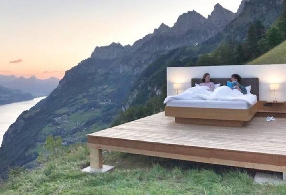 La “camera d’albergo” senza pareti che consente di dormire sulle montagne svizzere