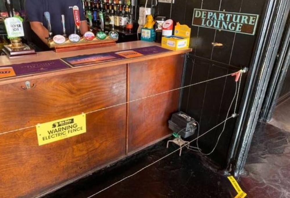 Pub installa una recinzione elettrica per far mantenere le distanze dal bancone