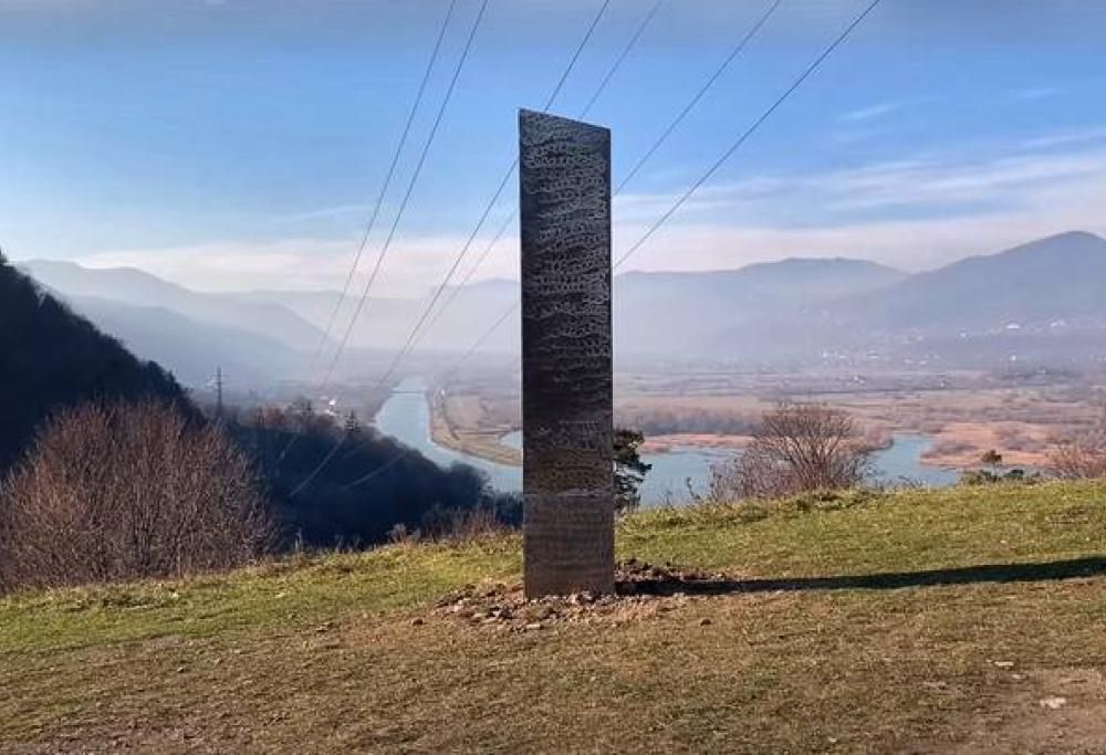 Un altro misterioso monolite trovato in una collina in Romania