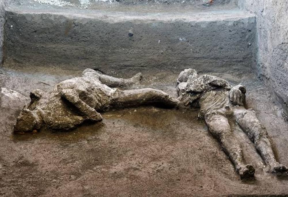 Scoperti i resti di un uomo ricco e del suo schiavo uccisi dall’eruzione a Pompei