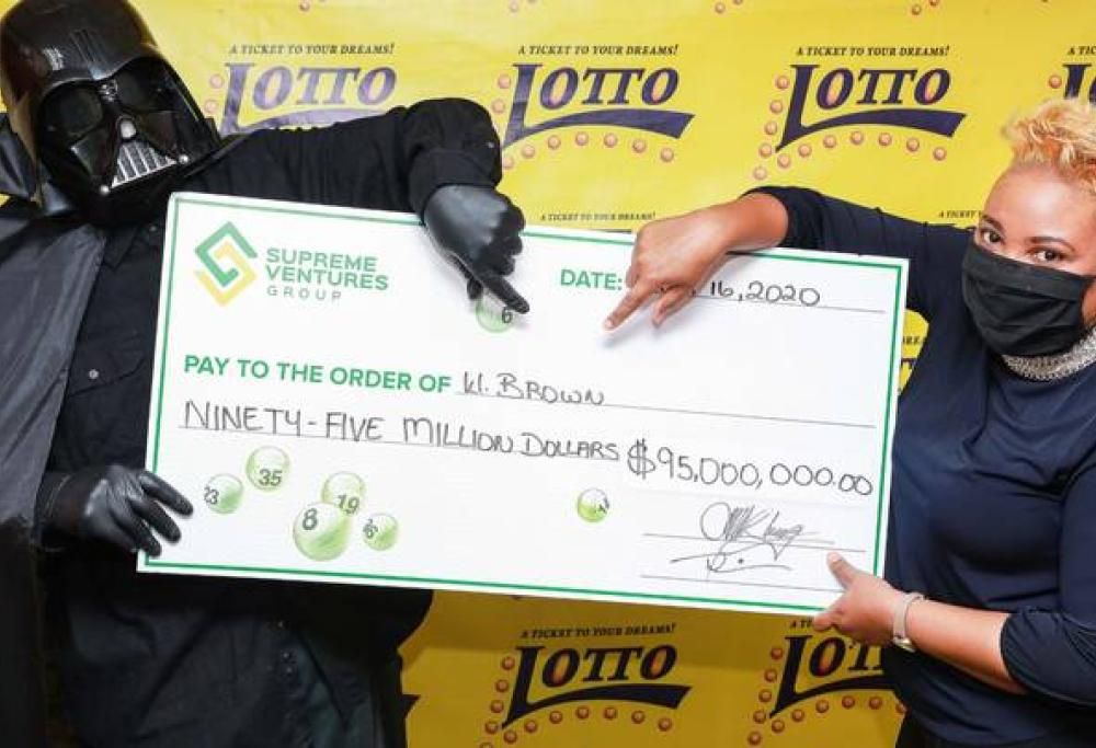 Vince alla lotteria e raccoglie il premio vestito da Darth Vader