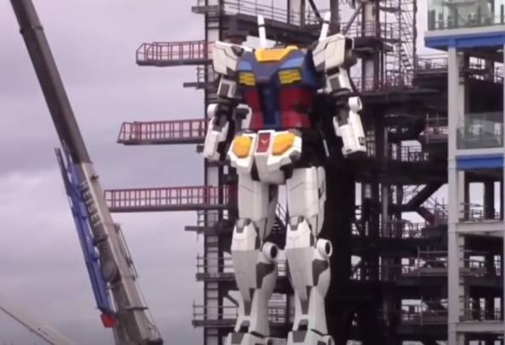 Giappone: il Gundam alto 18 metri fa i suoi primi passi