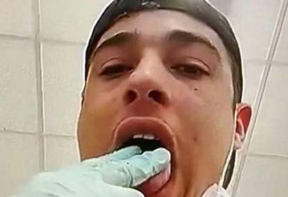 Si leccava le dita per toccare i tovaglioli del supermercato: il ragazzo è stato arrestato!