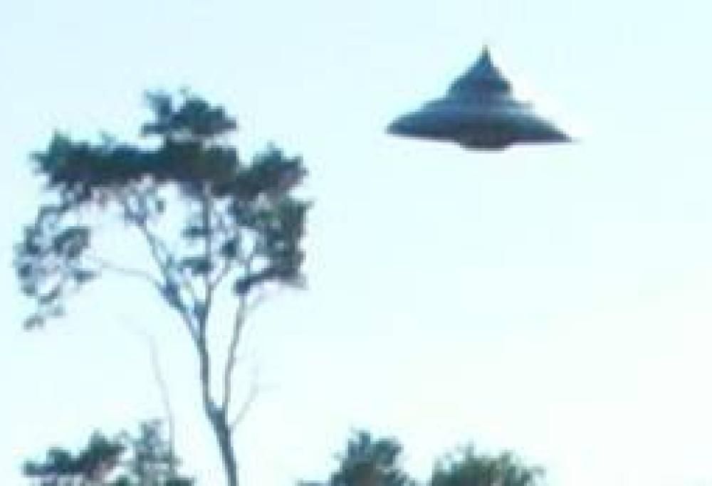 Immortalato un un ufo in bilico sulla foresta in Polonia