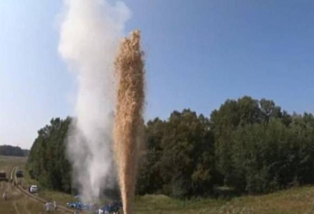 Youtuber mescola 10.000 litri di Coca-Cola con bicarbonato di sodio