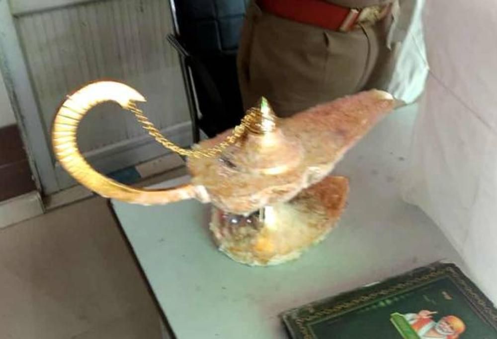 Due uomini arrestati dopo aver tentato di vendere una lampada “magica”