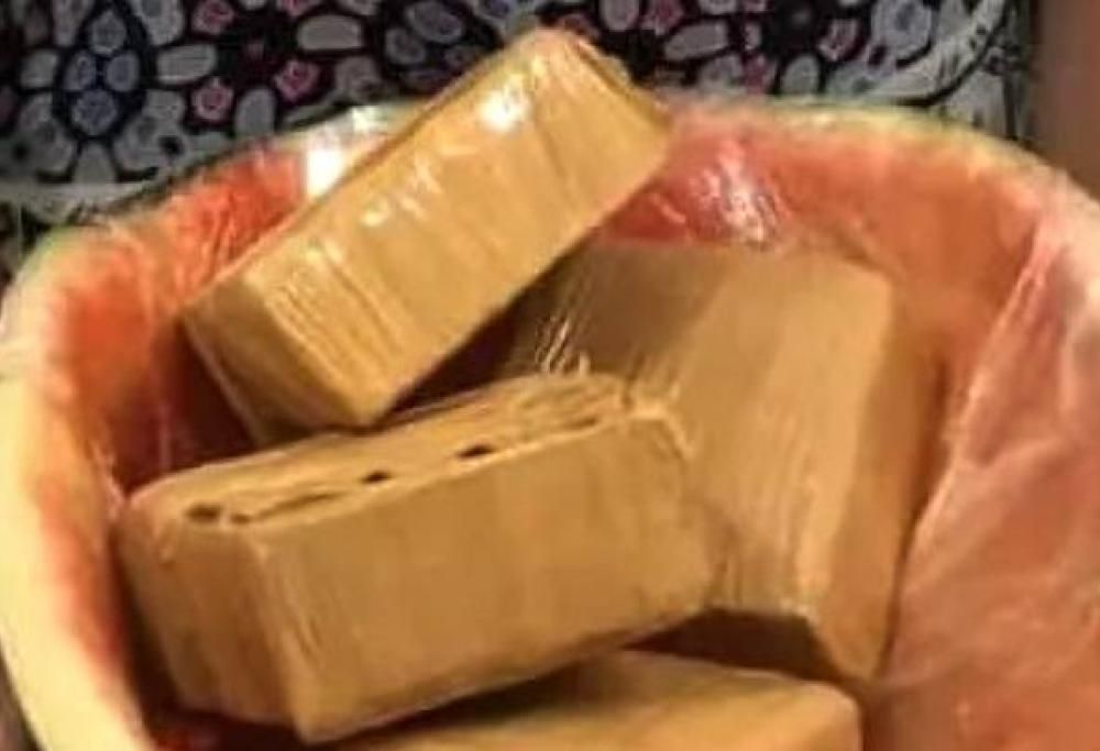 Donna finge di essere gravida per nascondere la droga all’interno di un’anguria svuotata