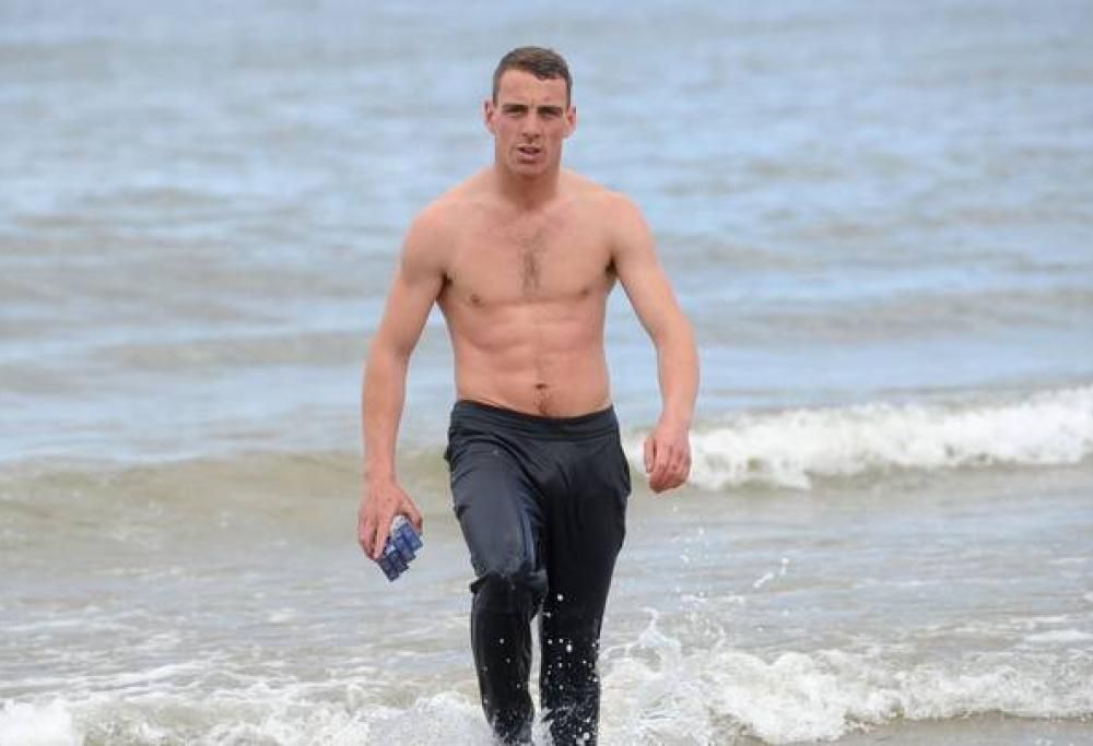 Uomo nuota verso il furgone affondato per recuperare le sigarette