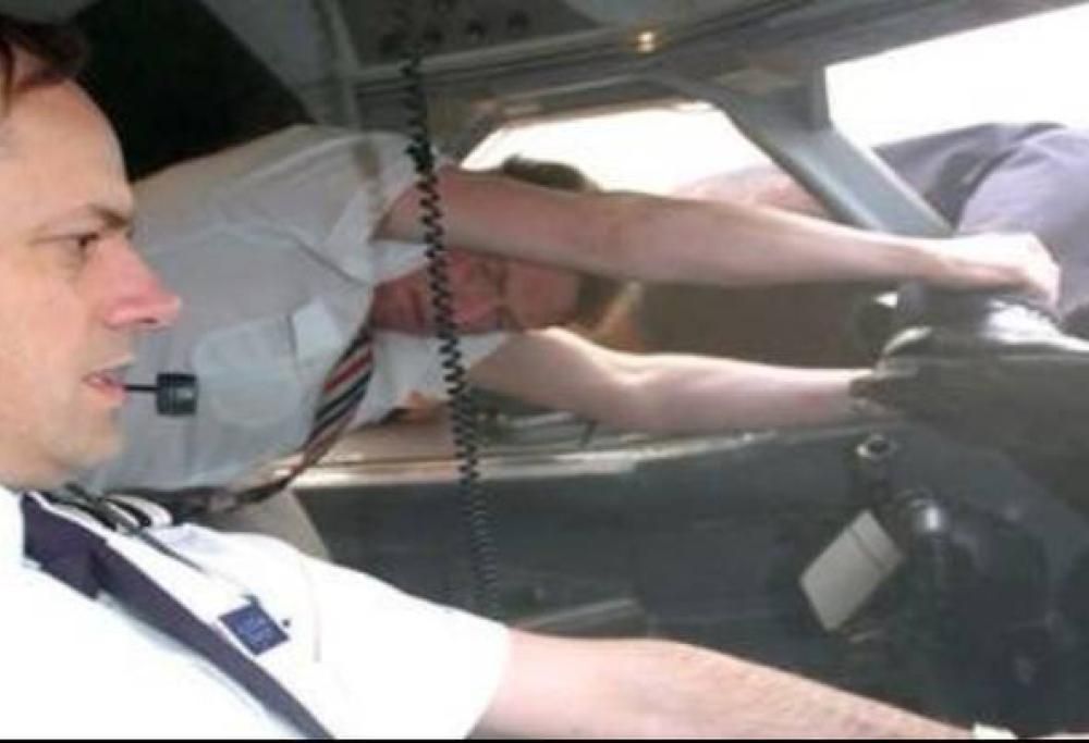 L’incredibile storia del pilota risucchiato fuori dall’aereo e sopravvissuto