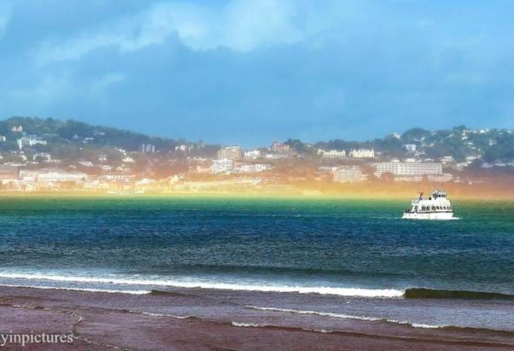 Avvistato un incredibile arcobaleno piatto e le foto diventano subito virali