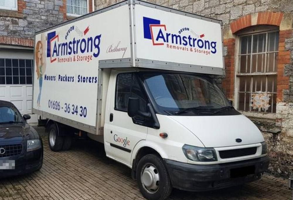 Uomo crea la casa dei sogni in un furgone dei traslochi