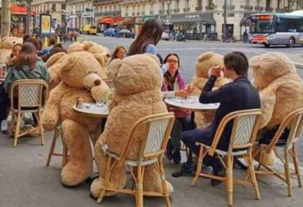 I bar di Parigi utilizzano orsacchiotti giganti per tenere le distanze sociali