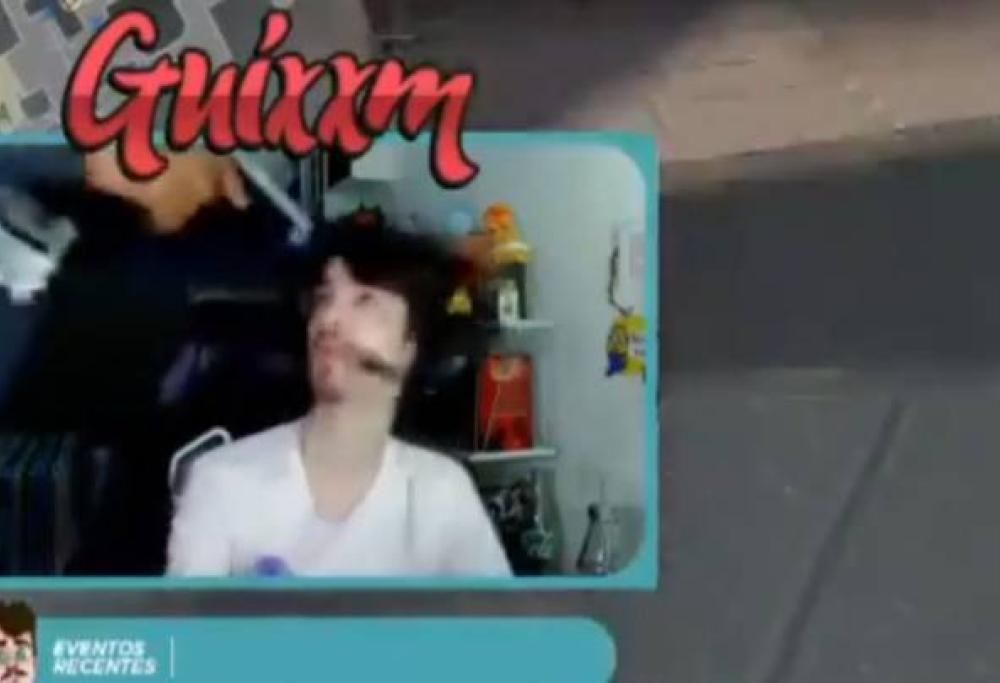 Gamer tenuto sotto tiro da un ladro in casa, salvato dalla chat della live!