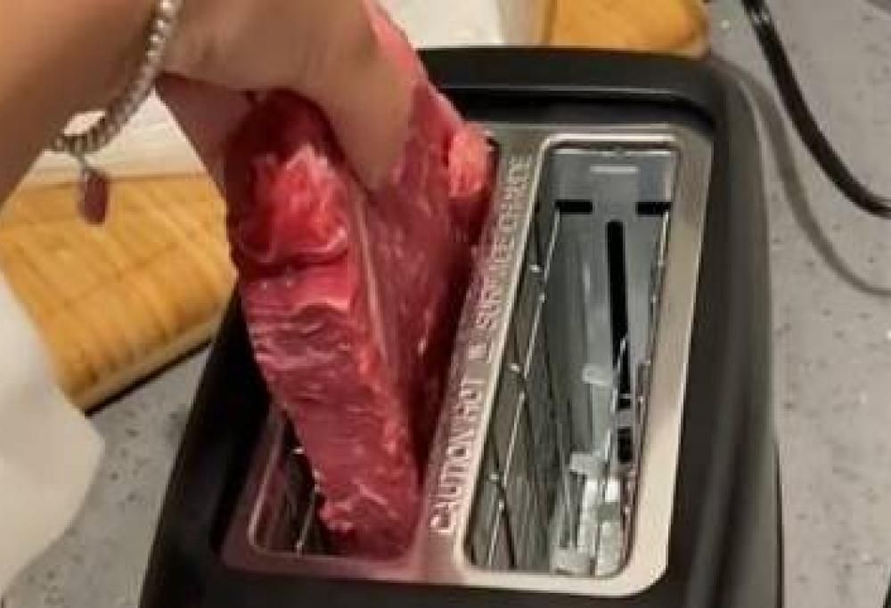 TikTok: utenti cucinano le bistecche usando il tostapane e tanto altro