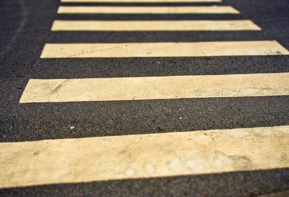 Disegna strisce pedonali per la moglie disabile e lo multano