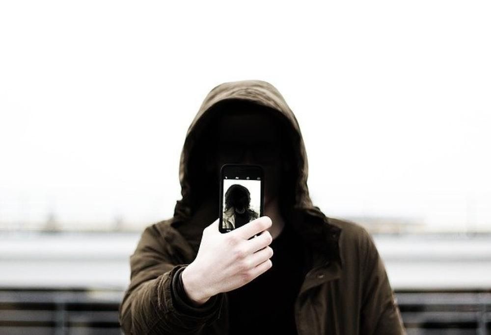 Selfie sui binari con il treno in arrivo