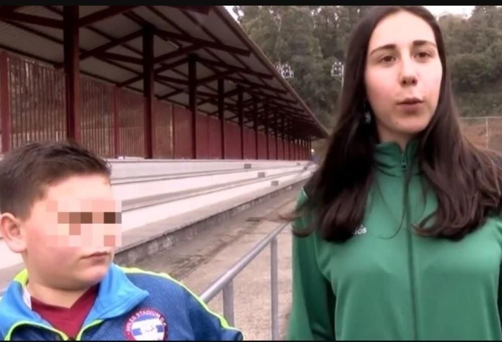 Insulti sessisti per l’arbitro donna, ma il portiere di 11 anni la difende e ferma la partita