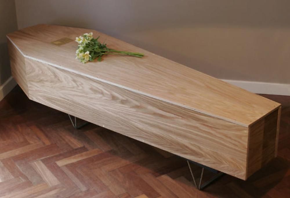 Questa libreria può essere riassemblata in una bara dopo la morte del proprietario