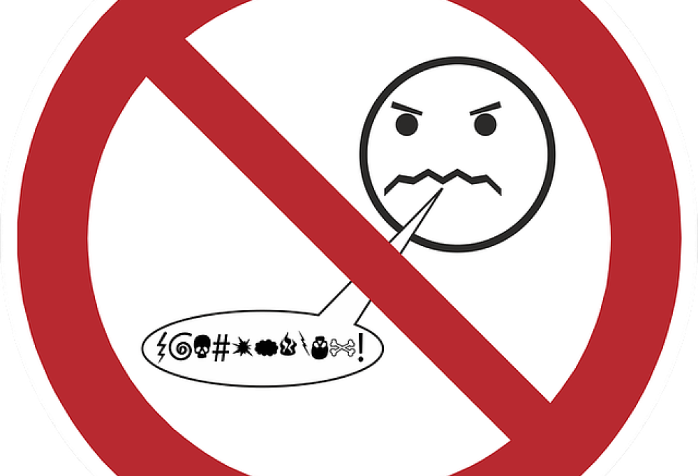 Bestemmiatrice seriale scandalizza un paese