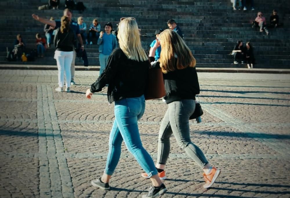 Fischi e commenti per strada: arrivano i divieti