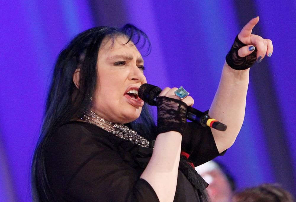 Anna Safroncik insieme a I Gabbiani di Varazze canta In Alto Mare