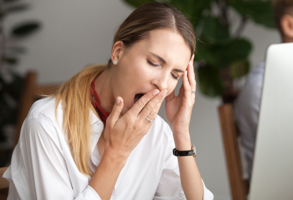 Sbadiglia troppo forte e si rompe il collo: la vicenda surreale