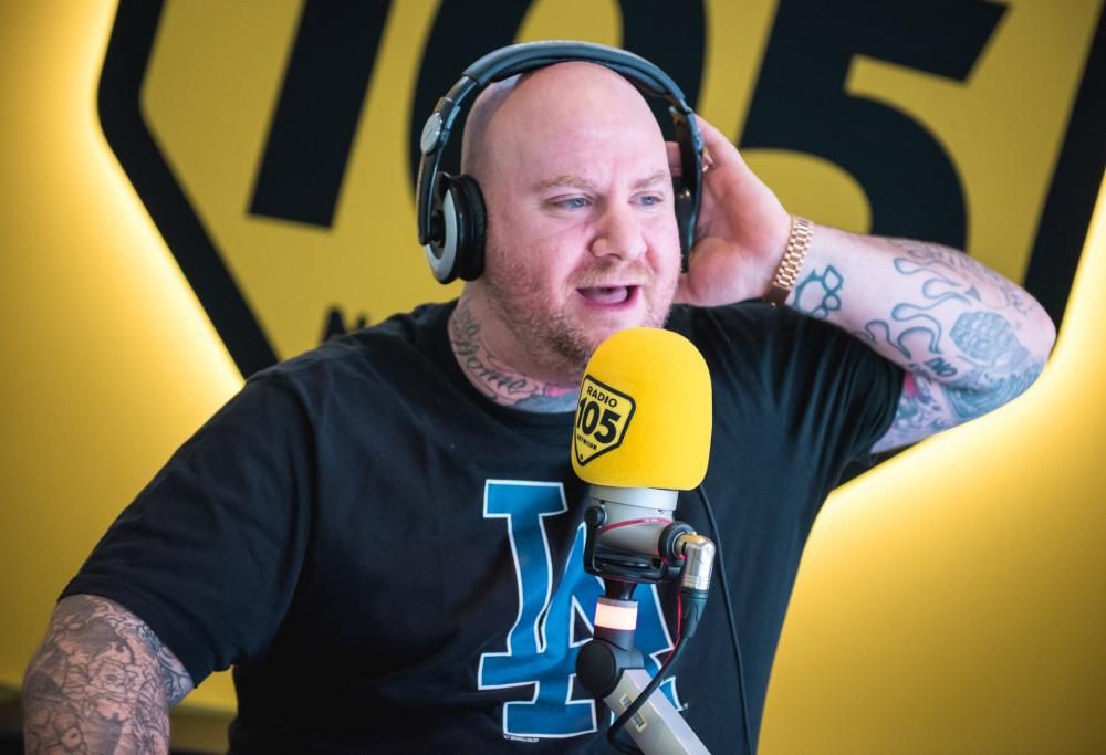 Jake La Furia a 105 Mi Casa canta una sua canzone su un’altra canzone