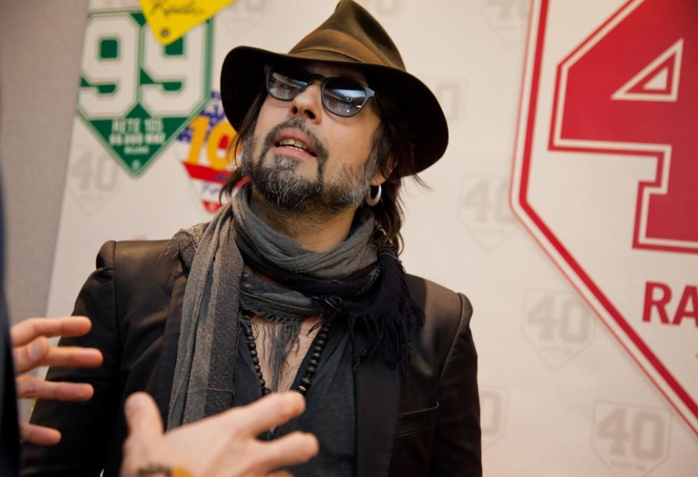 Francesco Sarcina per il primo giorno di Take Away canta Dedicato a Te