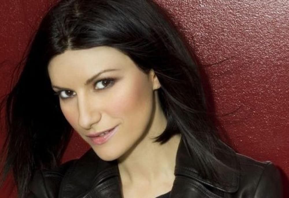 Non c'è Testo di Laura Pausini, un po' in spagnolo, un po' in italiano
