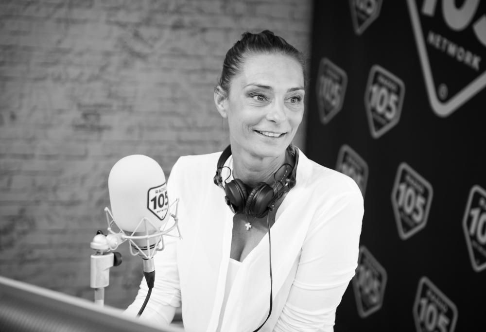 Maurizia Cacciatori gioca a 105 Mi Casa al gioco della spia