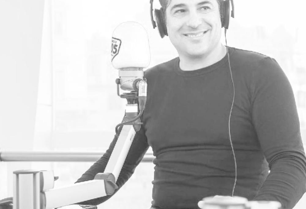 Dario Bandiera e le sue imitazioni cantano Mi Vendo