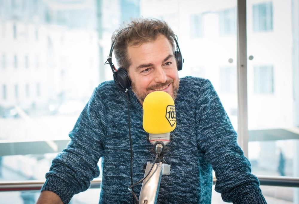 Daniele Bossari, da protagonista dell'Isola, a cantare "L'isola che non c'è"
