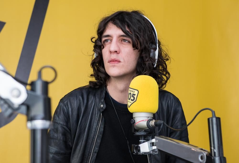 Francesco Motta presenta “Vivere o morire”: “Per me scrivere canzoni è una terapia”