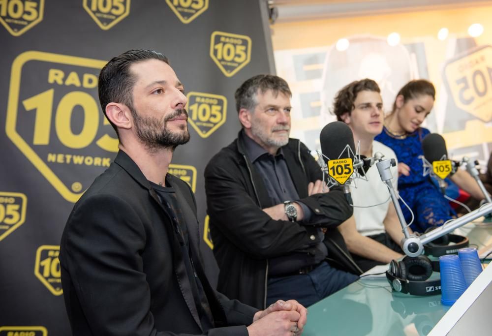 Il regista Alessandro D’Alatri, il cast di “The Startup” e l’autore della colonna sonora Nesli nella Casa di Max Brigante