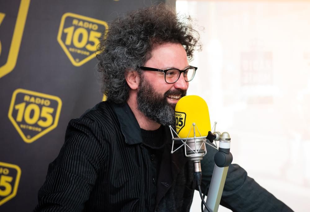 Simone Cristicchi a 105 Friends: “Abbi cura di me nasce dal mio spettacolo, Manuale di volo per uomo”