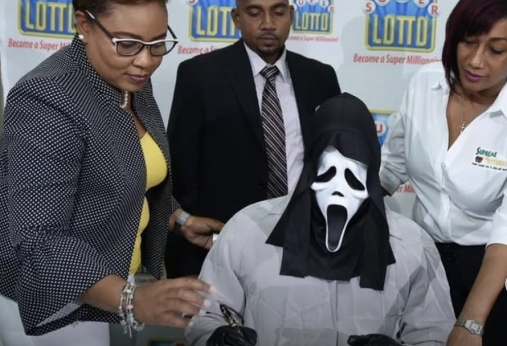 Vince la lotteria e indossa una maschera per non farsi riconoscere dalla famiglia