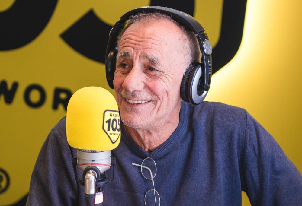 Roberto Vecchioni e Max Brigante chiamano Francesco Guccini al telefono