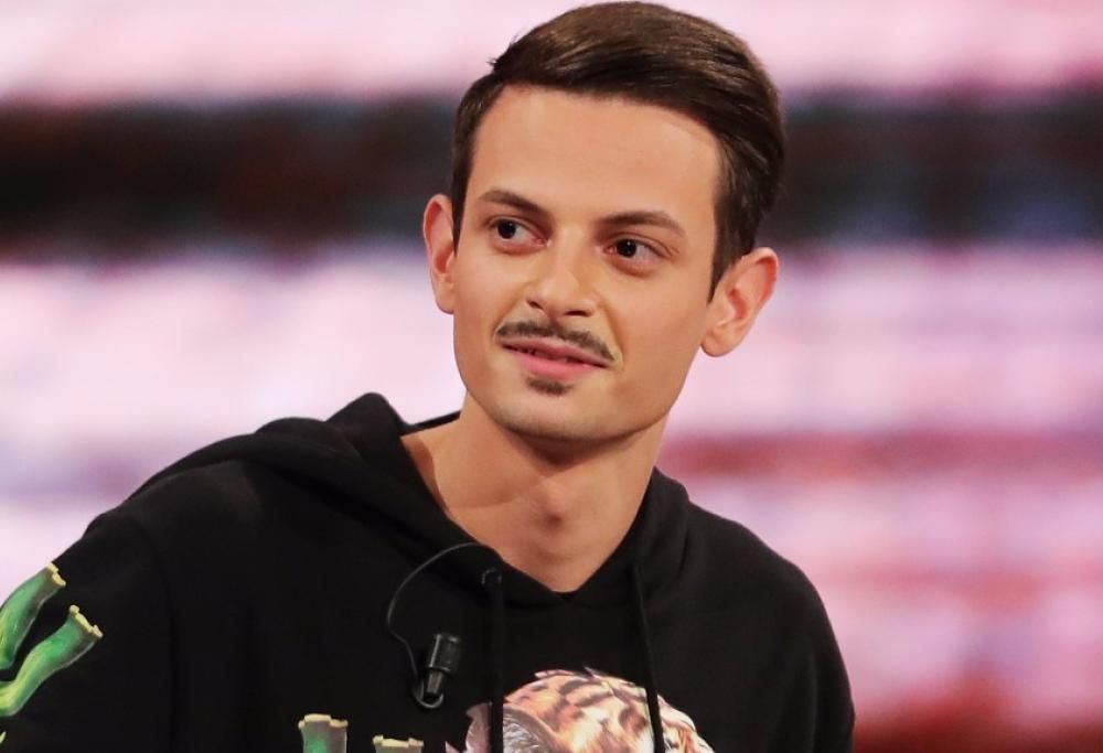 Fabio Rovazzi ospite dei Friends: “Quando sono sul palco non me la vivo benissimo”