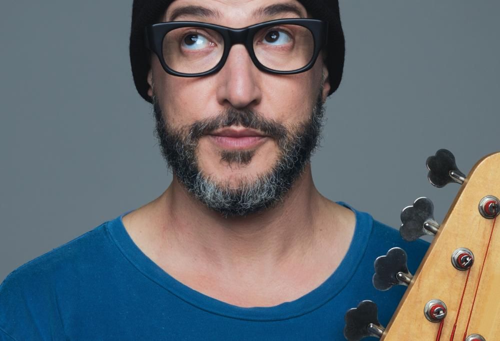 A 105 Mi Casa entra un grande bassista, compositore e produttore discografico italiano: Saturnino