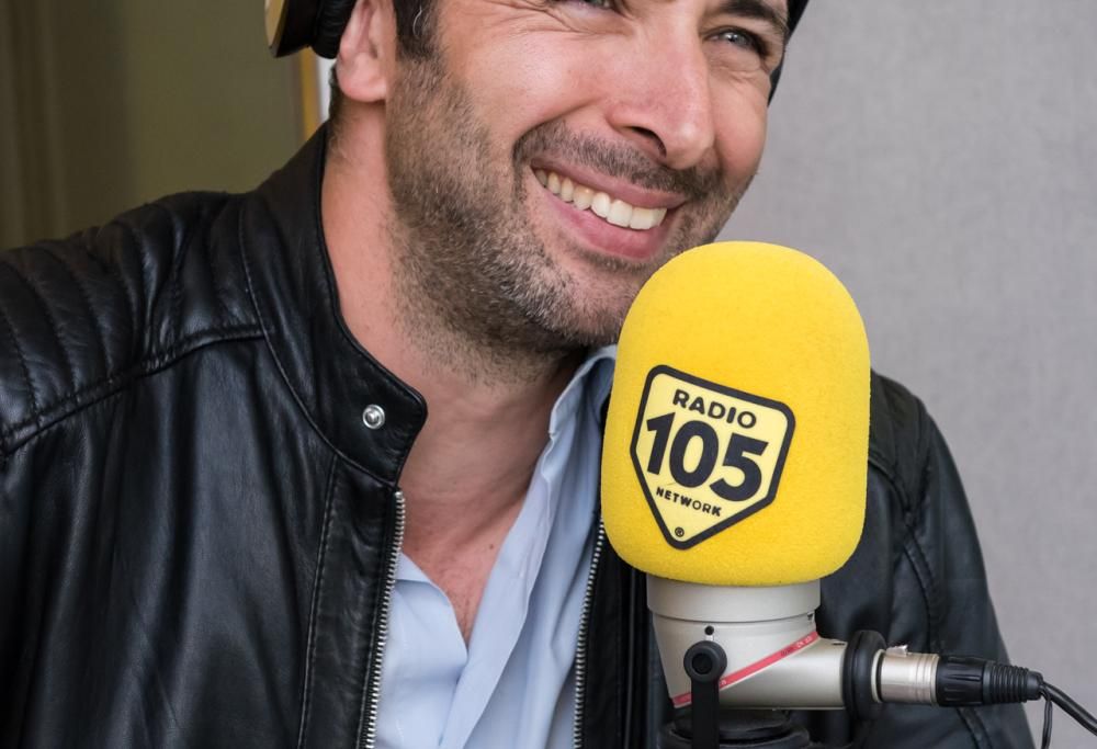 Pablo Trincia a 105 Mi Casa parla del suo nuovo programma che inizierà a breve sulle storie in aeroporto