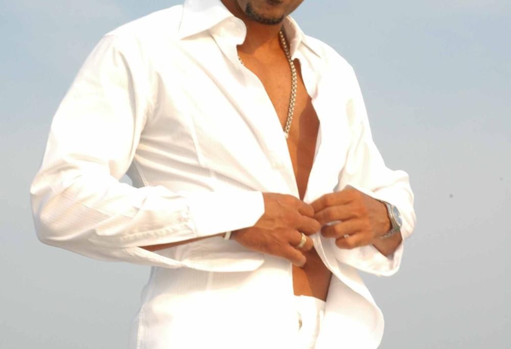 David Morales nel salotto di 105 Mi Casa con Max Brigante