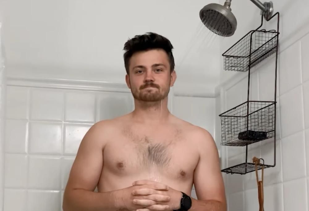 Fa docce fredde ogni giorno per capire cosa cambia nel suo corpo